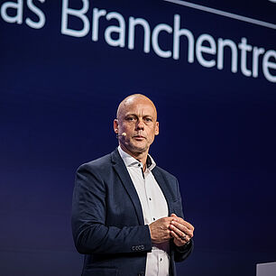 automotiveIT Kongress 2025 - Henning Hiebsch, MHP auf der Bühne