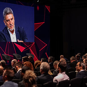 automotiveIT Kongress 2025 - Thomas Buck, ZF Friedrichshafen auf der Bühne