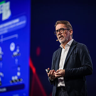 automotiveIT Kongress 2025 - Dr. Walter Heibey, MHP auf der Bühne