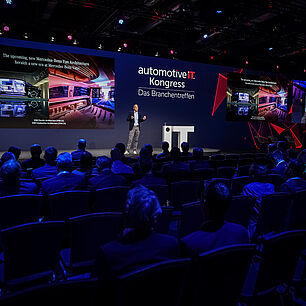 automotiveIT Kongress 2025 - Rouven Rüdenauer Mercedes Benz Vans auf der Bühne