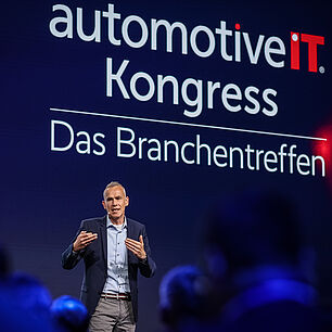 automotiveIT Kongress 2025 - Rouven Rüdenauer Mercedes Benz Vans auf der Bühne