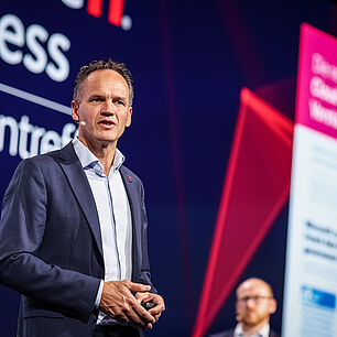 automotiveIT Kongress 2025 - Lars Neumann, Deutsche Telekom auf der Bühne